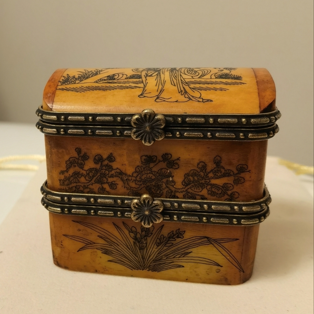 Vintage jewelry box